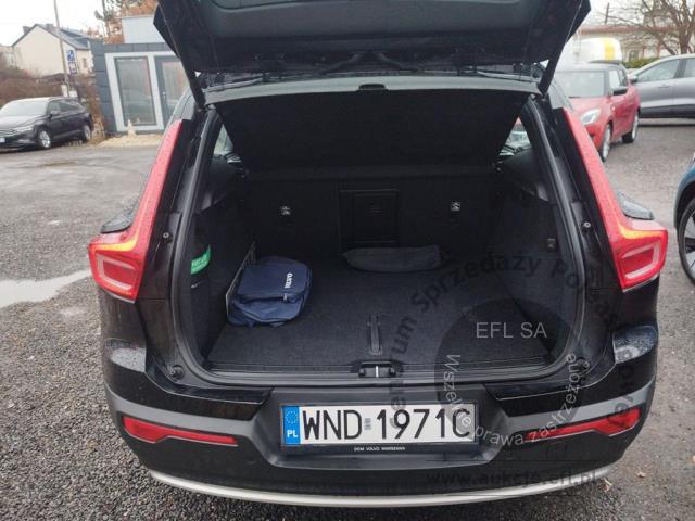 9 - Volvo XC40 B3 Core aut Kombi 2022r.  WND1971C Pojazd znajduje się w firmie ARCTOS GROUP sp. z o.o. Al. Krakowska 7, 02-183 Warszawa