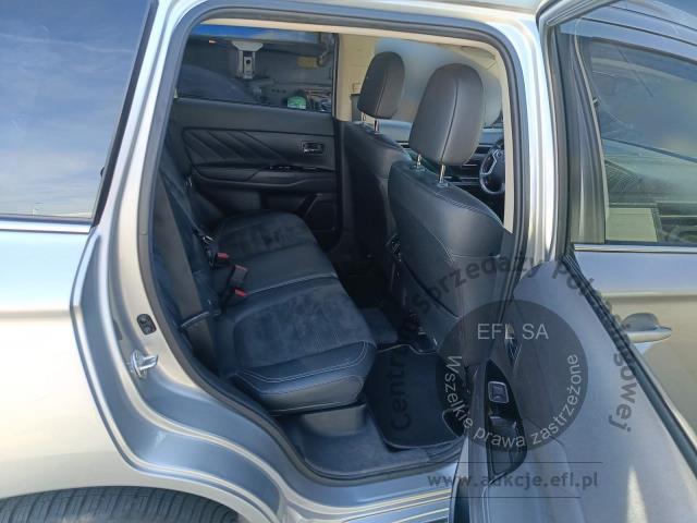 16 - MITSUBISHI  OUTLANDER 2.4 PHEV S-AWC 4X4 2018r.