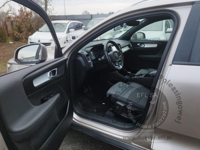 7 - Volvo  XC40 B3 Core aut 2022r. WND1948C Pojazd znajduje się w firmie ARCTOS GROUP sp. z o.o. Al. Krakowska 7, 02-183 Warszawa