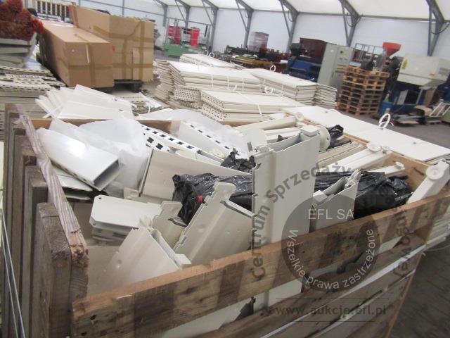 32 - Regały i meble sklepowe wg specyfikacji