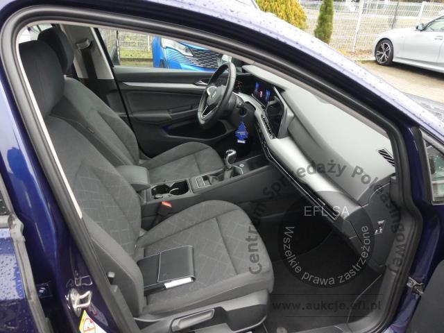 10 - Volkswagen Golf VIII 2.0 TDI Life Kombi 2022r. PY19611 Pojazd znajduje się w firmie AUTO MOTO CENTRUM sp. z o.o. ul. Ostrowska 328 (przy Trasie Katowickiej) 61-312 Poznań